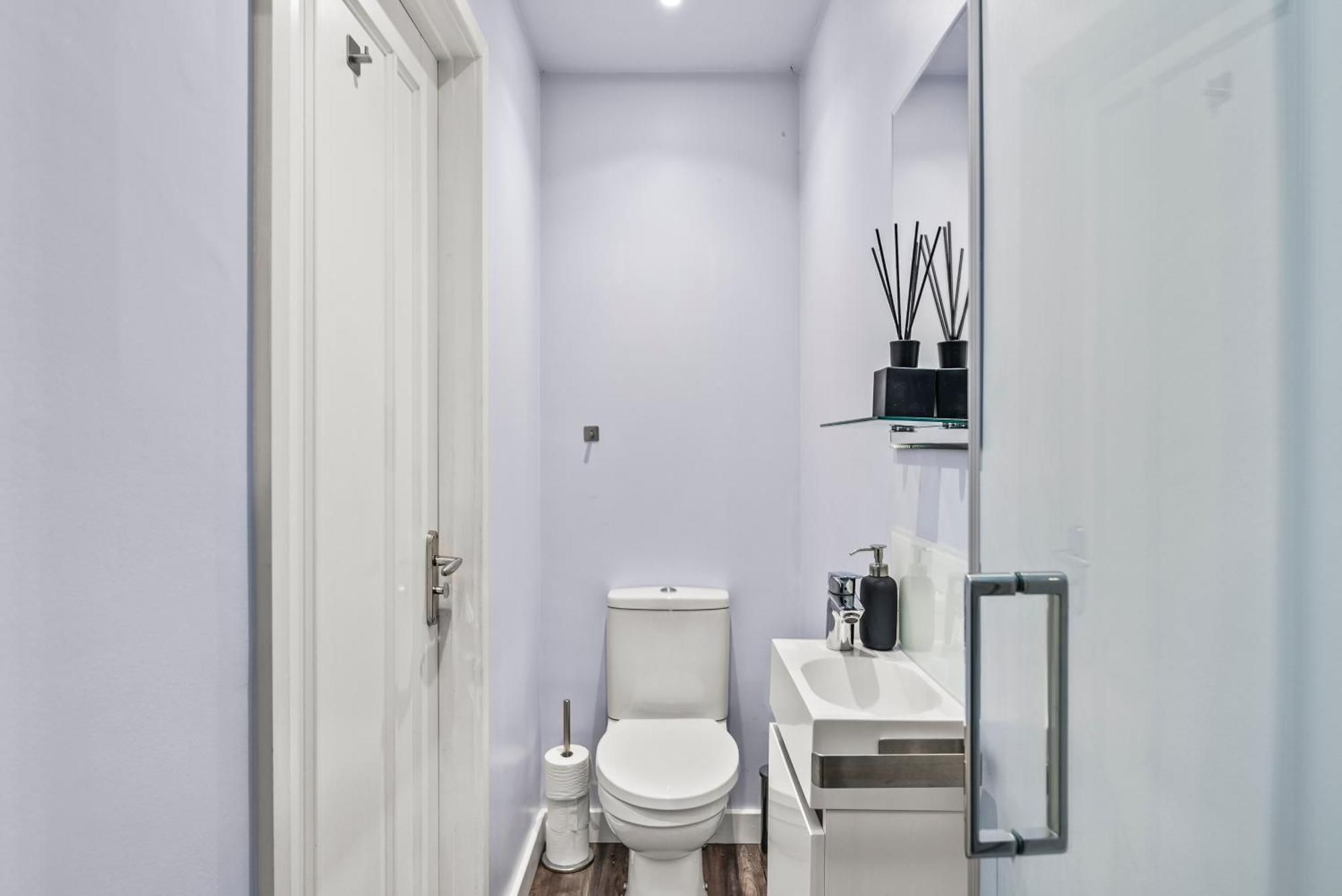 Elegant Retreat In Cheltenham - Garden & Parking Included Экстерьер фото