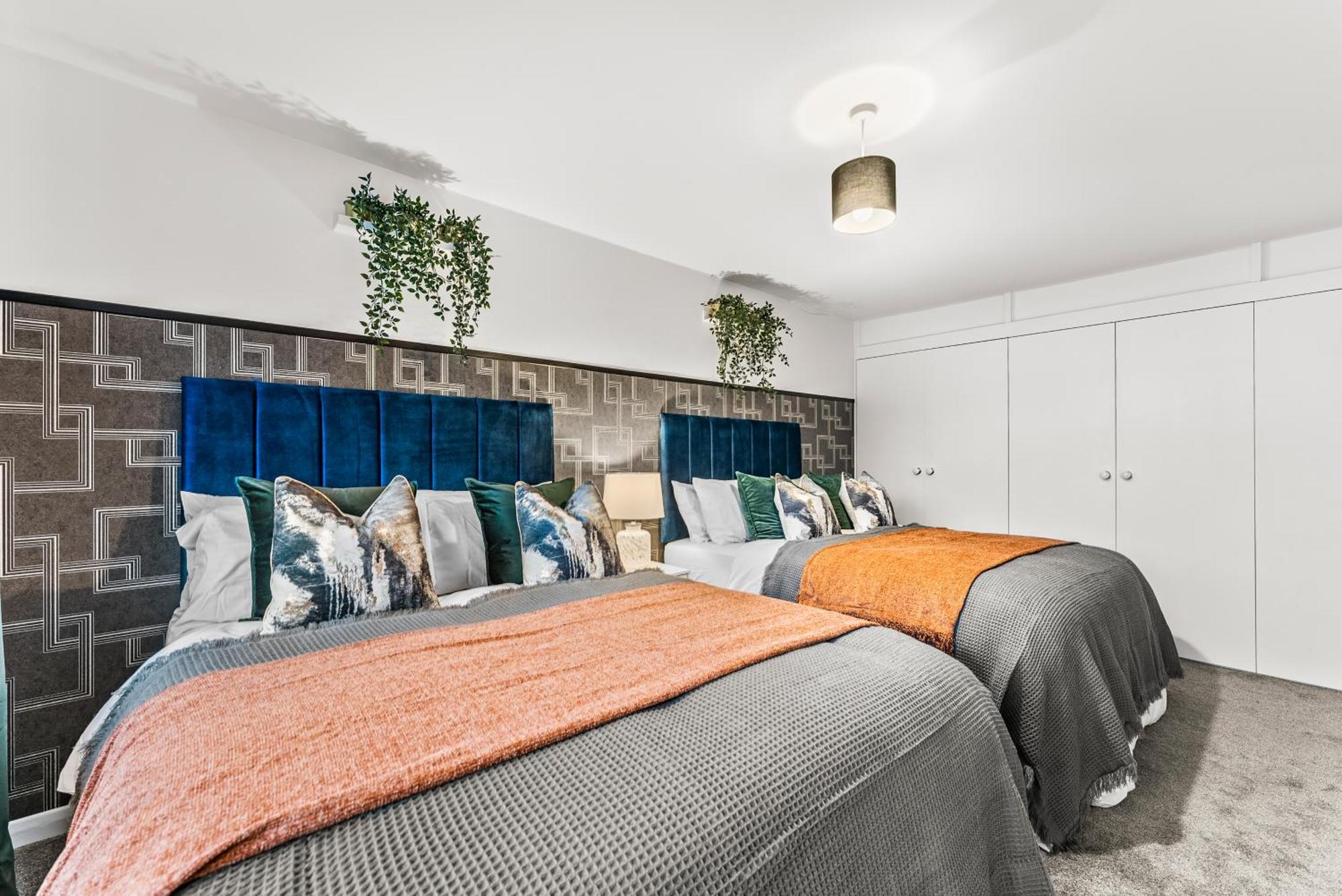 Elegant Retreat In Cheltenham - Garden & Parking Included Экстерьер фото