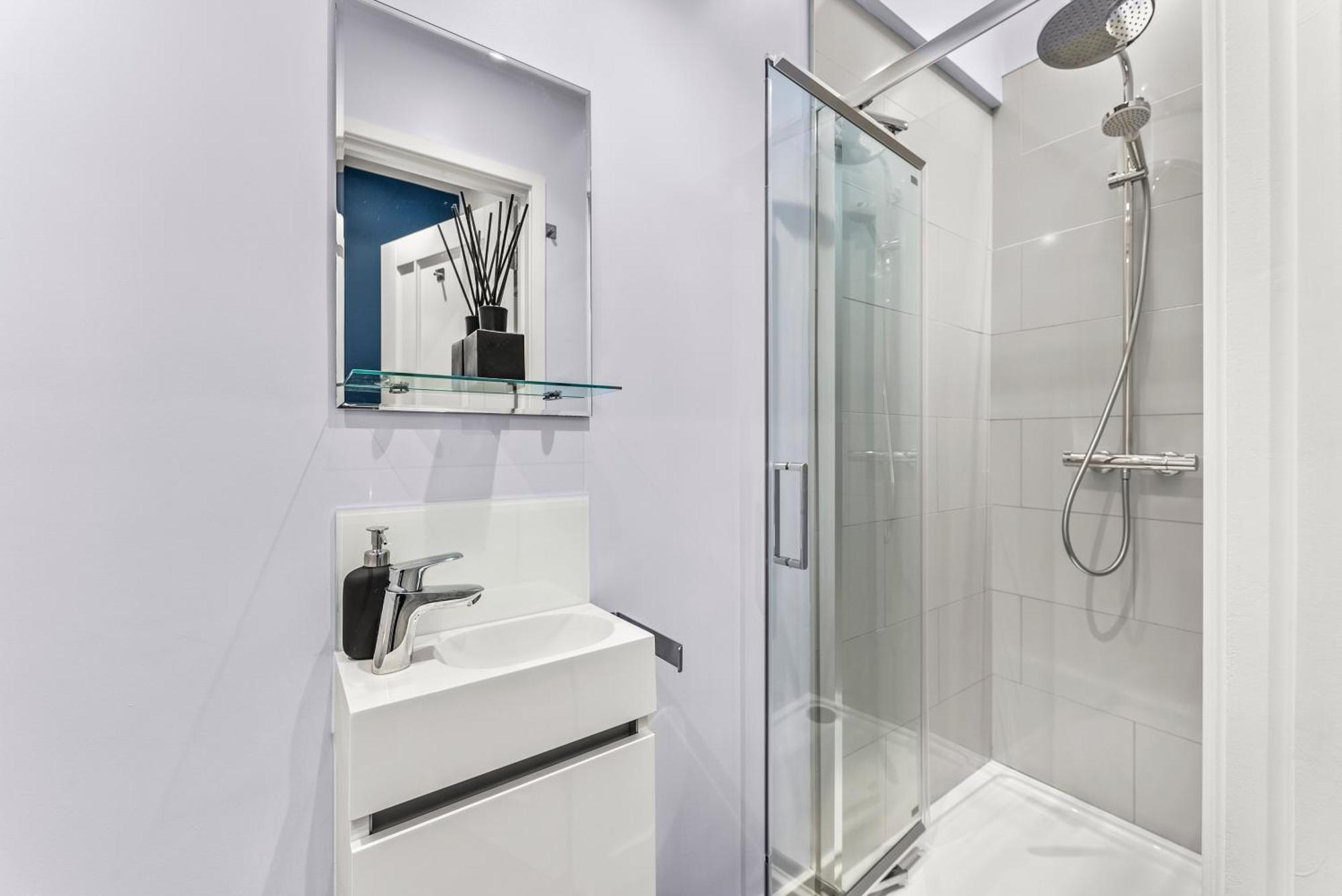 Elegant Retreat In Cheltenham - Garden & Parking Included Экстерьер фото
