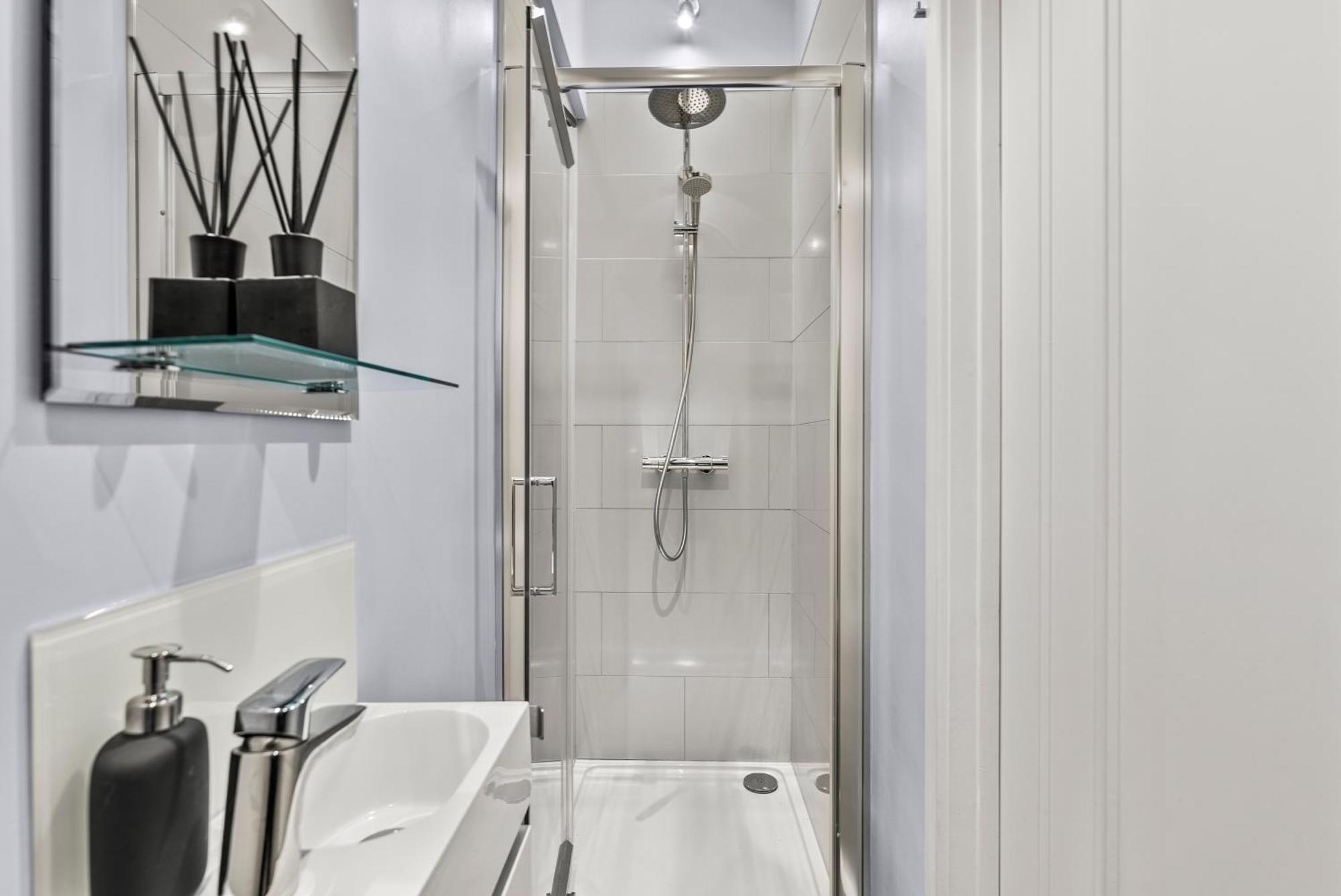 Elegant Retreat In Cheltenham - Garden & Parking Included Экстерьер фото