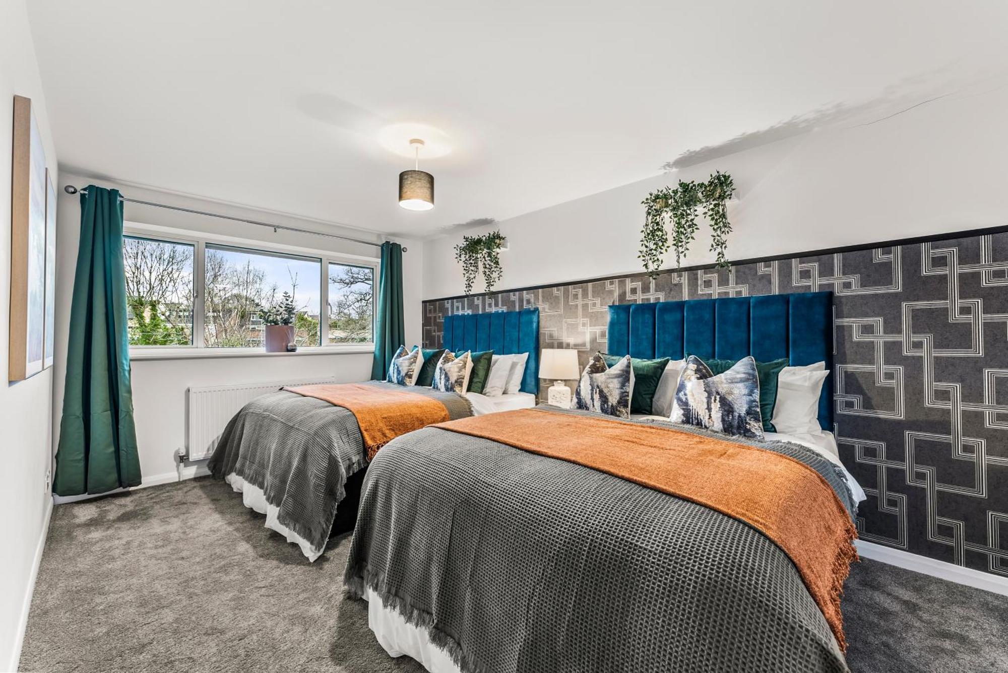 Elegant Retreat In Cheltenham - Garden & Parking Included Экстерьер фото