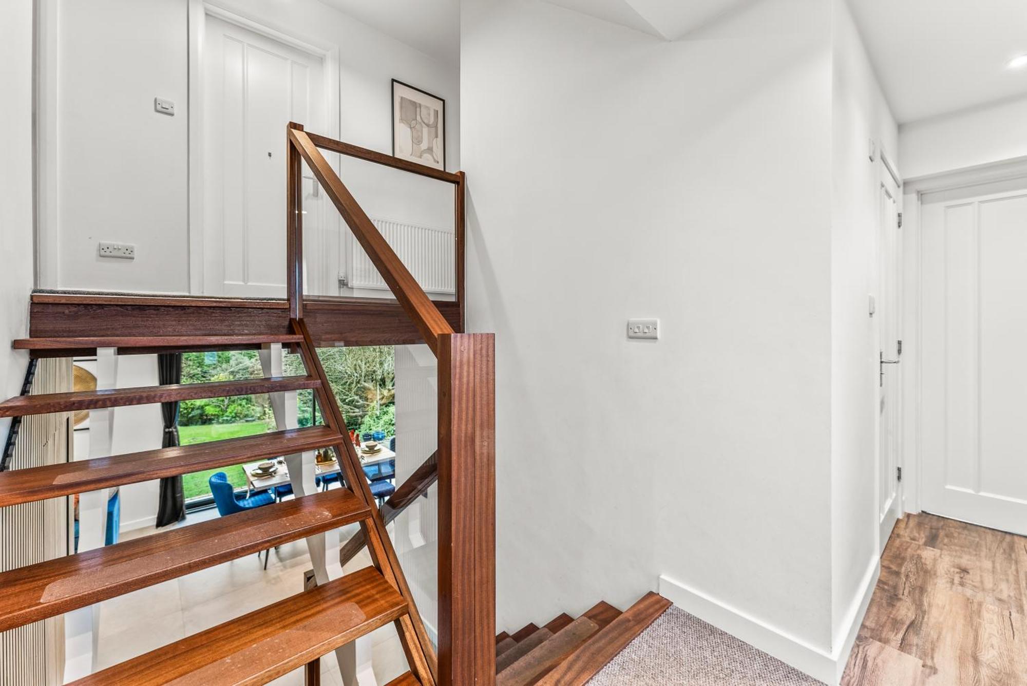 Elegant Retreat In Cheltenham - Garden & Parking Included Экстерьер фото