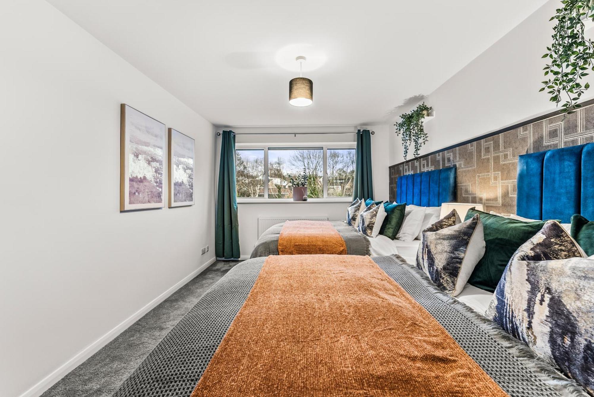 Elegant Retreat In Cheltenham - Garden & Parking Included Экстерьер фото